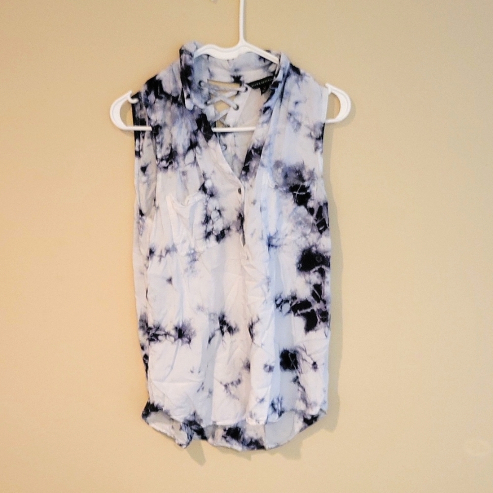 Sleeveless button-up top, size M